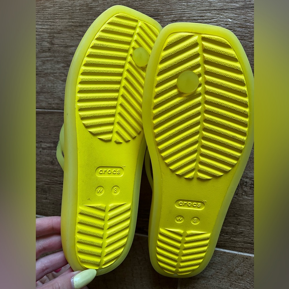 Crocs Miami Frosted Toe Loop 💛 size 8 - Picture 2 of 3